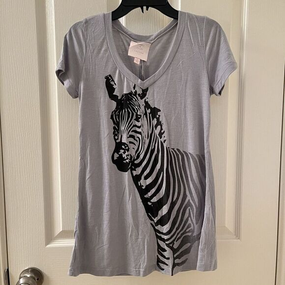 Romeo & Juliet Couture Grey Zebra Top Shirt Zipper Back Women's Size Small NWT - Picture 1 of 10